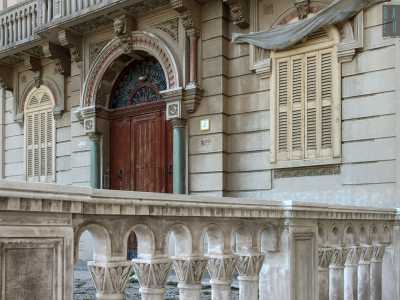 Il piano terra � contraddistinto da un bugnato a fascia interrotto da due finestre centinate con imposte chiare, inquadrate da cornici riprese dall'architettura rinascimentale, e dal massiccio portale d�ingresso che richiama invece il protiro romanico